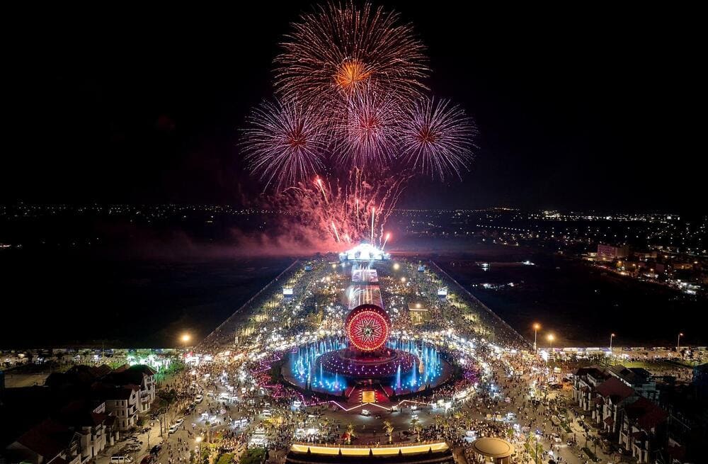 Buổi tối, bạn có thể thưởng thức nhạc nước và trình diễn pháo hoa sống động (Nguồn: Sun World Ha Nam)